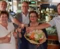 Bild: tr
Danilo und Maria Marzinotto (links und Zweite von rechts) betreiben seit 50 Jahren die Eisdiele "Riviera" am Unteren Markt. Zum Jubiläum gratulierten Peter Geyer, Franz Stahl und Mirco Streich (von links) sowie Cornelia Stahl (Vorne, Zweite von links).
