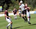Bild: Rudi Gebert
Die Sportfreunde Kondrau entschieden das Nachbarduell beim SV Steinmühle klar mit 3:0 für sich. Hier gewinnt der Kondrauer Johannes Brunner (graues Trikot) den Luftkampf gegen Fabian Bilz. Links der Steinmühler Tobias Heimerl.
