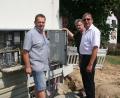 Bild: wro
Bürgermeister Wolfgang Braun begutachtet zusammen mit Franz Most (links) und Rolf Sleeboom (rechts) den Verteiler an der Ecke Gütterner Straße/Erlenweg.