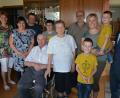 Bild: jr
Viele Glückwünsche gab es für Katharina Plaß (Mitte) zum 85. Geburtstag. Im Bild (von links) Tochter Maria, Schwiegertochter Waltraud, Sohn Konrad, Ehemann Ludwig, Enkel Patrick, Pater Benedikt Leitmayr, Sandra mit Sohn Johannes, Urenkel Maximilian (vorne) sowie Bürgermeister Max Bindl.