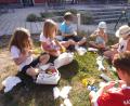 Bild: exb
Die Kinder basteln sich die eigenen Jonglierbälle.