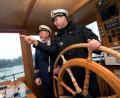 Bild: jrh
Markus Söder (CSU, rechts) als Kapitän eines Schiffes am Ammersee.