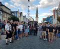 Bild: mde
Mit dem Kutschengespann bei Umzug zum Wiesenfestauftakt lassen sich die Delegation der Partnerfeuerwehr aus dem tschechischen Nepomuk sowie die Kameraden der Kemnather Feuerwehr für ein Erinnerungsfoto ablichten.