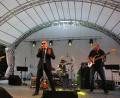 Bild: Michael Höllerer
Sommer-Bluesrock vom feinsten bietet die Weidener Band „Blue Haze“ mit (von linsk) Gitarrist Günter Hagen, Sänger Andi Doerfler, Schlagzeuger Andreas Bauer und Bassist Ulli Schmutzer bei ihrem Konzert auf der Freilichtbühne in Bärnau.