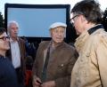 Bild: Gerhard Götz
Gespannt auf die Reaktion des Heim-Publikums auf ihren Film „Wackersdorf“ zeigten sich Regisseur Oliver Haffner (links) und Produzent Ingo Fliess. Vor der Vorführung im Open-Air-Kino auf dem Hubmannwöhrl war noch Zeit für einen Plausch mit Altlandrat und Hauptfigur Hans Schuierer (Zweiter von rechts) sowie stellvertretendem Landrat Arnold Kimmerl (Zweiter von links), der ebenfalls im WAA-Widerstand aktiv war.