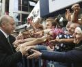 Bild: Uncredited/Pool Presidential Press Service/AP/dpa
Recep Tayyip Erdogan, Präsident der Türkei, schüttelt in der Schwarzmeerstadt Trabzon die Hände von Anhängern.