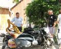 Bild: exb
Stofferl Well (links) fährt beim Leugner-Schorsch mit einem ganzen Beiwagen voller Instrumente vor.