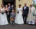 Bild: kro
Stefanie Walter und Michael Härtl (links, mit Tochter Emilie) gaben sich das Jawort ebenso wie Sandra Härtl und Nico Küspert (rechts, mit Sohn Felix). Die evangelische Pfarrerin Dr. Stefanie Schön (links) und Stadtpfarrer Anton Witt (rechts) nahmen die ökumenische Trauung vor.