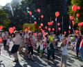 Bild: bey
Dank kräftigen Südwinds fliegen die Luftballons Ballons gleich nach dem Start Richtung Norden. Bei der Nikolausfeier werden die weitesten Flüge prämiiert.