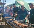 Bild: wee
Mit Vorbereitung und Abbau sind die Mitglieder des Sportanglerbundes eine Woche lang in Aktion. Die Besucher honorieren die Anstrengungen. Die frischen Forellen und Makrelen oder auch das Fischfilet schmeckten hervorragend.