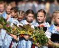 Bild: Andreas Gebert
Mädchen in Tracht tragen an Mariä Himmelfahrt bei einer Prozession ihre Kräuterbuschen. Foto: Andreas Gebert/Archiv