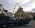 Bild: exb
Schweres Gerät fährt vor dem Alten Rathaus auf, um auf dem Dach den neuen Horst für die Störche zu installieren.