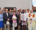 Bild: du
Sieglinde und Paul Rödl (vorne, Mitte) feiern mit Kindern, Enkeln, weiteren Angehörigen sowie Freunden Diamanthochzeit in Form eines Dankgottesdienstes in der Jakobskirche, den Ruhestandspfarrer Andreas Hanauer (rechts) hält.