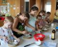 Bild: stn
Hochkonzentriert gingen die Kinder beim Pizzabacken zu Werke.