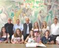 Bild: es
Für jede Spielerin des Meisterteams ist der Eintrag ins Goldene Buch eine besondere Ehre. Von links, vorne: Hannah Eckl, Sophie Eckl, Eva Lehner, Miriam Liebl und Sereine Kappl; stehend von rechts: TSV Vorsitzender Frerd Eckl, Katharina Eckl, Leonie Ring, Bürgermeister Max Völkl, zweiter TSV-Vorsitzender Rudi Tröster und Jugendleiter Rainer Stangl.