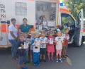 Bild: exb
Die 17 Vorschulkinder des Kinderhauses Pechbrunn nach ihrem Trau-Dich-Kurs mit Manuela Lang (links), Natalie Wölfl (Zweite von links) und Robert Hoyer (im Rettungswagen) vom BRK Mitterteich.