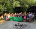 Bild: exb
Der Handballclub Tirschenreuth veranstaltete zu Ferienbeginn wieder ein Indianer-Zeltlager mit abwechslungsreichen Aktionen für über 30 Mädchen und Buben. Bürgermeister Franz Stahl (Vierter von rechts) besuchte das Lager am abschließenden Elternabend und bedankte sich für das Engagement der Organisatoren des HC.