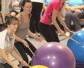 Bild: Hirsch
„Fitball Trommeln“ oder „Drums Alive Golden Beats“ vereint rhythmisches Trommeln auf großen Bällen mit gymnastischen Übungen.
