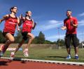 Bild: dob
Marie Brunner und Rosina Ritzka (von links) laufen ihre persönliche Bestzeit und gehen jetzt in die verdiente Sommerpause. Trainer Michael Brunner (rechts) feuert die laufstarken Mädels an.