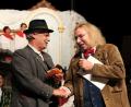 Bild: gri
Guido Rind (rechts) vom bayerischen Amateurtheaterverband hielt eine Lobrede auf Benno Schißlbauer.