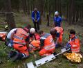 Bild: bnr
Zum sicheren Abtransport wurde der vermeintlich Verletzte bei der Rettungsübung auf eine Schaufeltrage gelegt.