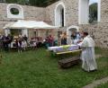 Bild: fsc
Pater Gregorius spricht zu den Besuchern in der "Kirche ohne Dach".
