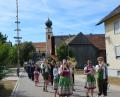 Bild: bej
Bei strahlendem Sonnenschein zogen die Vereine und Besucher nach dem Festgottesdienst zur Karl-Gratzl-Brunnenanlage.