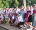 Bild: rrd
Alle Kirwapaare nach dem Austanzen mit den Musikanten. Hinter der Tuba kniet das Oberkirwapaar Manfred Appel und Kristina Albert.