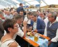 Bild: jzk
Am Biertisch tauschen sich Landtagsabgeordneter Tobias Reiß (vorne, Zweiter von links) und Ministerpräsident Markus Söder (ihm gegenüber) über weitere Möglichkeiten aus, die ländliche Region zu stärken.