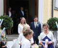 Bild: flt
Sichtlich erfreut verlassen die Brautleute Tanja und Stefan Betz die Kirche, wo sie von einem großen Spalier der Vereine empfangen werden.