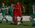 Bild: ham
Der Raigeringer Johannes Pfab (rot) wird vom Wernberger Spielertrainer Christian Most (links daneben) gestört. Nach dem 2:1-Erfolg gegen den SV Raigering bleibt die Most-Elf weiter Tabellenführer in der Bezirksliga Nord.