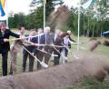 Bild: njn
Spatenstich zum Ausbau der B 299 am Hessenreuther Berg mit (von links) Regierungspräsident Axel Bartels, Bundestagsabgeordnetem Albert Rupprecht, Landtagsabgeordnetem Tobias Reiß, Staatssekretär Josef Zellmeier, Landrat Wolfgang Lippert, Erbendorfs zweitem Bürgermeister Johannes Reger, stellvertretendem Landrat Albert Nickl aus Neustadt/Waldnaab, Pressaths Rathauschef Werner Walberer und Bauamtsleiter Henner Wasmuth.