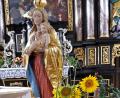 Bild: mng
Ein Hingucker ist die wunderschön dekorierte Statue der Mutter Gottes in der Stadtpfarrkirche Sankt Georg, umrahmt mit einer Vielzahl von Blumen und Kräuterbuschen.