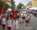 Bild: mmj
Der festliche Kirchenzug, an der Spitze das Kreuz und die Fahnen, auf dem Weg zum Kalvarienberg.