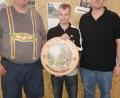 Bild: rwo
Der Vorsitzende der Kastler Sportschützen, Wolfgang Raps (rechts) und Wiesenfestwirt Armin Schinner kürten Dominik Klenk aus Kulmain (von links) zum Wiesenfest-König 2018.
