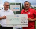 Bild: kro
Einen Scheck über 650 Euro übergab DJK-Fußballabteilungsleiter Michael Gleißner (rechts) an Bezirksvorsitzenden Thomas Unger, der das Geld an die BFV-Sozialstiftung weiterleitet.
