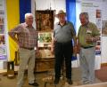 Bild: kgg
Im Rahmen des “Museums-Cafes“ im Stiftlandmuseum begrüßten die beiden Museumsleiter Robert Treml (rechts) und Hans Zölch (links) Schreinermeister Otto Weiß aus Mitterteich.