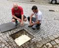 Bild: bjo
Josef Pirzer (links) und Armin Lamecker sind sauer: Das Kirwabaumloch ist von drei Männern mit Schweinemist und Bau-Schaum aufgefüllt worden.