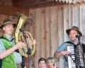 Bild: bey
Die "Zwoa Schneidig'n", Manfred Wild und Christian Müller (von links), sind die Gastgeber beim Musikantentreffen am Schafferhof.