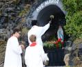 Bild: bey
Pater Lawrence segnet die neue Muttergottes in der Grotte an der Basaltwand.