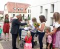 Bild: lep
Nach dem Gottesdienst warten auf dem Kirchplatz Familien mit Kindern, die den bischöflichen Einzelsegen von Bischof Joseph erhalten.