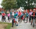 Bild: lk
Die knapp 20-köpfige Radlergruppe beim Start am Alten Pausenhof beim Rathaus für die Ferienprogramm-Tour mit Tina Zeitler (links), Bürgermeister Lothar Müller (Zweiter von links) und die Kinder.