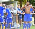 Bild: Alfred Schwarzmeier
Schlusspfiff vorigen Sonntag in Pfreimd: Die Spieler des SV Etzenricht mit Michael Wells (rechts), Andreas Koppmann (Nummer 8) und Felix Diermeier (Nummer 2) sind nach der 1:2-Niederlage frustriert. Die Fuhrmann-Elf hofft, dass es heute im Heimspiel gegen den TSV Kareth besser läuft.