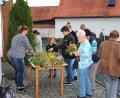 Bild: rpp
Vor der Kirche in Kastl verkauft der Frauenbund für Mariä Himmelfahrt Kräuterbüschel. Bereits nach kurzer Zeit findet auch der letzte der rund 80 Sträuße einen Abnehmer.