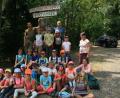 Bild: wro
Angeführt von Revierförster Eckhard Deutschländer (hinten links) startet der Kultur- und Tourismusverein mit Vorsitzender Gabi Eichenseher (rechts) und Betreuer Hans Gebhard mit den Kindern aus Wiesau hinein ins Wald-Vergnügen.