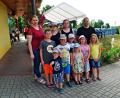 Bild: enz
Das BRK Neualbenreuth hat das Ferienprogramm mit einem Minigolfturnier bereichert. Adila Weiß, Corinna Plonner, Sabrina Beck und Peter Plonner (hinten, von links) mit den Teilnehmern des Minigolfturniers. Rechts im Bild Siegerin Svenja Scharnagl.