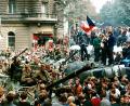 Bild: Libor Hajsky/dpa
Demonstranten umringen in der Innenstadt von Prag sowjetische Panzer und stehen mit einer Fahne der Tschechoslowakei auf einem umgekippten Militärfahrzeug.