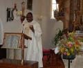 Bild: az
Pfarrer Somda aus Burkina Faso zusammen mit Monsignore Karl Wohlgut am Altar der Mariä-Himmelfahrts-Kirche.