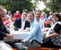 Bild: Hirsch
Gut gelaunt zeigten sich Marianne Schieder, Martin Grill, Franz Kopp, Peter Wein und Uli Grötsch (von rechts) beim SPD-Frühschoppen am Mittwoch im Teublitzer Stadtpark.