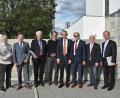 Bild: Bayreuther/exb
Vorsitzender Rolf Pfeiffer (Vierter von links) und Geschäftsführer Johann Schmalzl (rechts daneben) verabschieden langjährige Mitglieder des IHK-Gremiums (von links): Hans Reiner Heldrich, Peter Baumann, Werner Renner, Georg Baumann, Walter Herding und Horst Linn.
